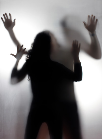 Häusliche Gewalt findet oft hinter geschlossenen Türen statt und endet oft in der Psychiatrie
